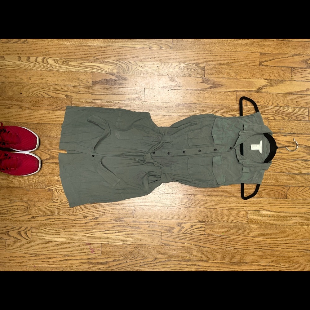 H&M sleeveless, button up dress.